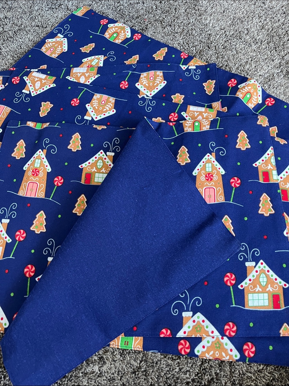 4 placemats and runner. New. QVC - Temptations brand. Cute gingerbread homes!